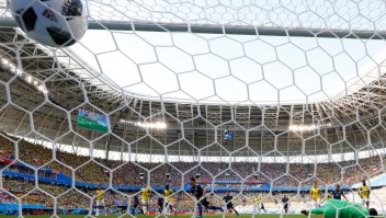 TOPSHOT - Japan's midfielder Shinji Kagawa (C) scores a penalty during the Russia 2018 World Cup Group H football match between Colombia and Japan at the Mordovia Arena in Saransk on June 19, 2018. (Photo by Jack GUEZ / AFP) / RESTRICTED TO EDITORIAL USE - NO MOBILE PUSH ALERTS/DOWNLOADS (Photo credit should read JACK GUEZ/AFP/Getty Images)