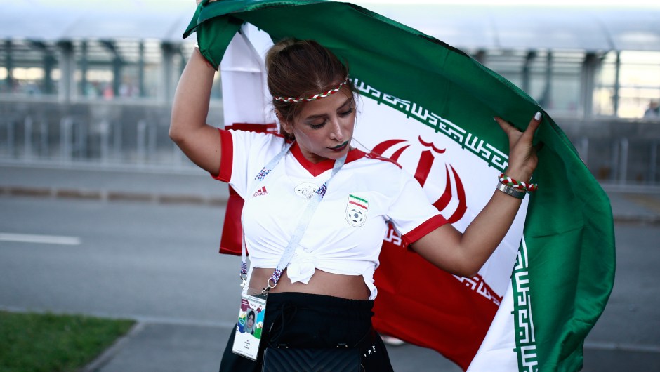 Una fanática de Irán posa delante del estadio en el que la selección se enfrenta a España. (Crédito: BENJAMIN CREMEL/AFP/Getty Images)