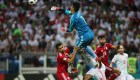 El arquero de Irán, Alireza Beiranvand, para un balón en el partido contra España. (Crédito: ROMAN KRUCHININ/AFP/Getty Images)