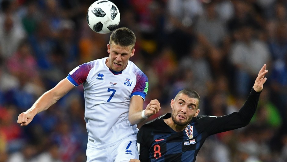 Johann Gudmundsson, centrocampista de Islandia, se enfrenta al medocampista de Croacia Mateo Kovacic durante su encuentro en Rostov Arena. (Crédito: JOE KLAMAR/AFP/Getty Images)