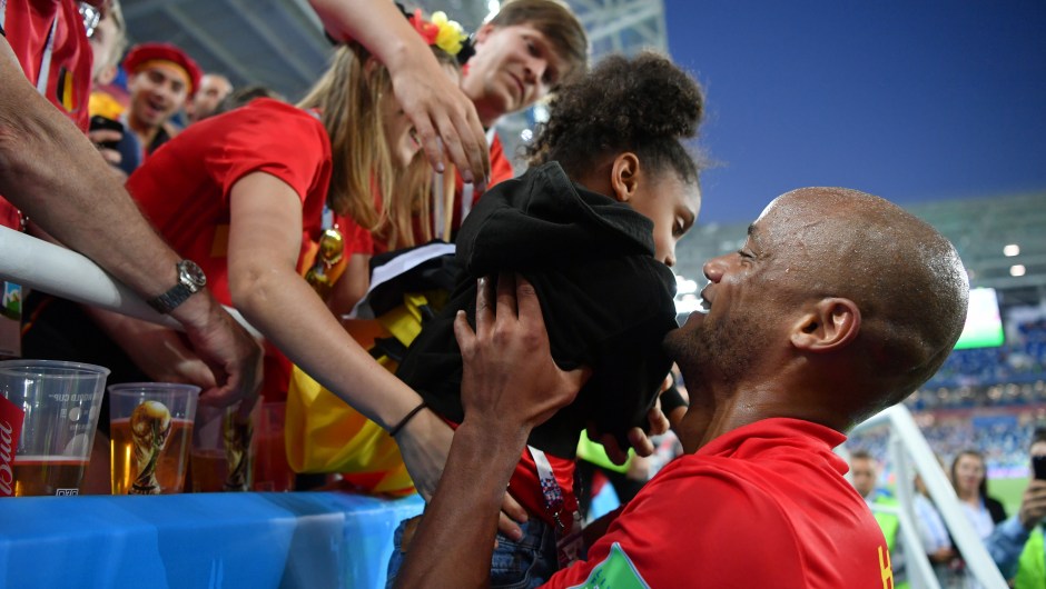 Vincent Kompany de Bélgica celebra con su hija la victoria de su selección ante Inglaterra. (Crédito: Dan Mullan/Getty Images)