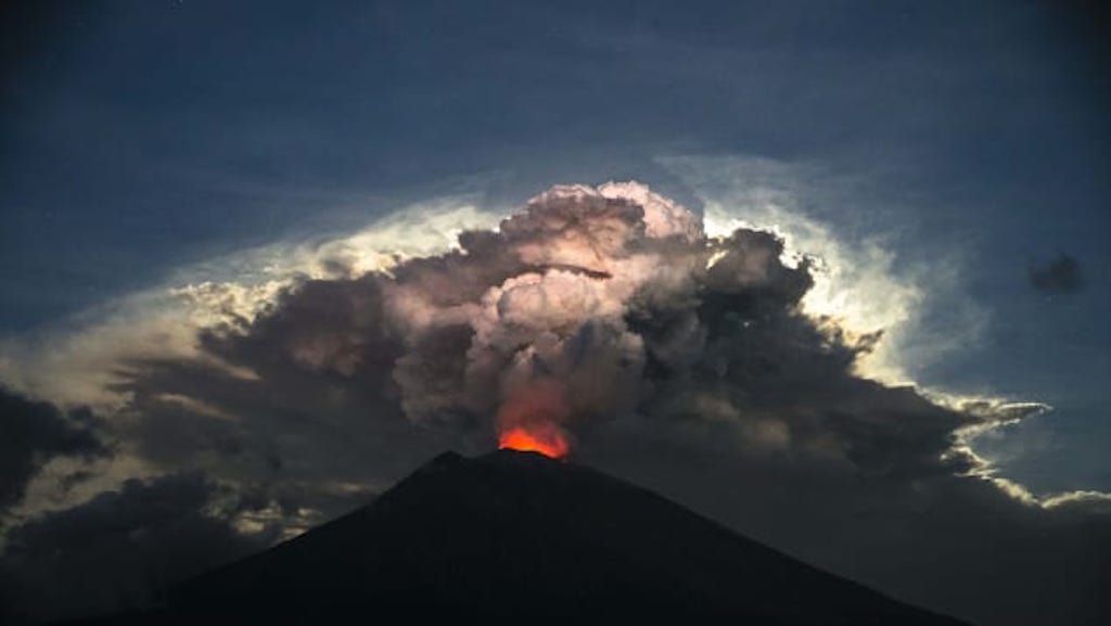 Reabren aeropuerto de Bali luego de que la erupci n del 