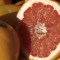 Pomelo: contiene un 90,5% de agua. Esta fruta cítrica ayuda a bajar el colesterol y a reducir la cintura. También ayuda a estabilizar el nivel de azúcar en sangre, según investigadores.