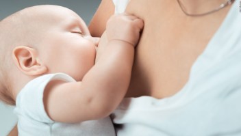 Bebé amamantado, amamantar, madre, maternidad, embarazo, lactancia materna