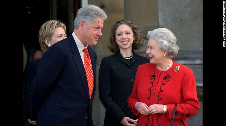 El presidente Bill Clinton, a la izquierda, con Hillary Clinton y su hija, Chelsea, en una reunión con la reina el 14 de diciembre del año 2000.