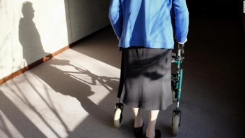 Mujer mayor, anciana, vejez, demencia, alzheimer