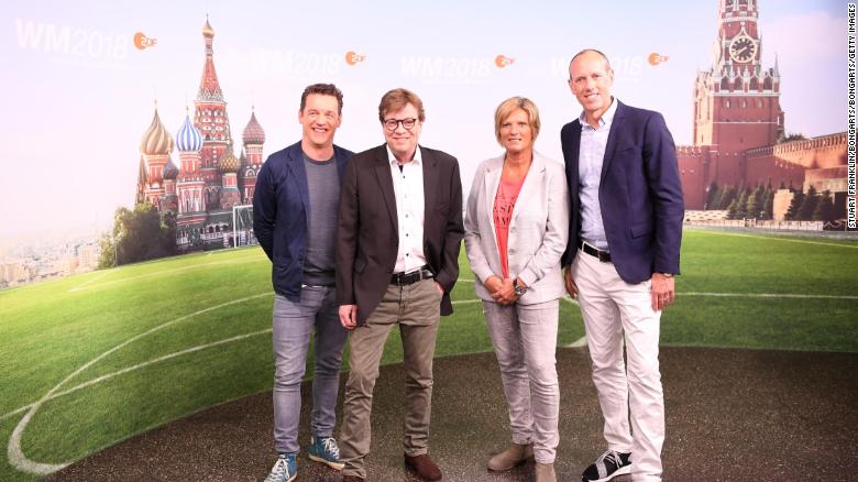 Oliver Schmidt, Bela Rethy, Claudia Neumann y Martin Schneider posan para una foto durante la presentación del equipo de presentadores de ARD y ZDF para la Copa Mundial de la FIFA. 