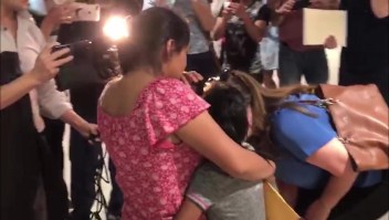 Inmigrante de Guatemala en EE.UU. recupera a su hijas después de 2 meses