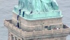 ¿Trepó la Estatua de la Libertad en protesta para eliminar ICE?