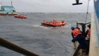 Vuelcan dos barcos en Tailandia y hay decenas de muertos