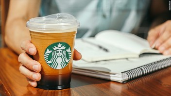 Las nuevas tapas de los vasos de Starbucks no requieren pajillas.