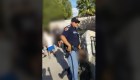 Policía en Texas desenfunda su arma ante niños