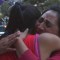 Madre inmigrante llora al reunirse con su hija tras un mes separadas