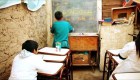 Un niño crea una escuela en el patio de su casa en Argentina