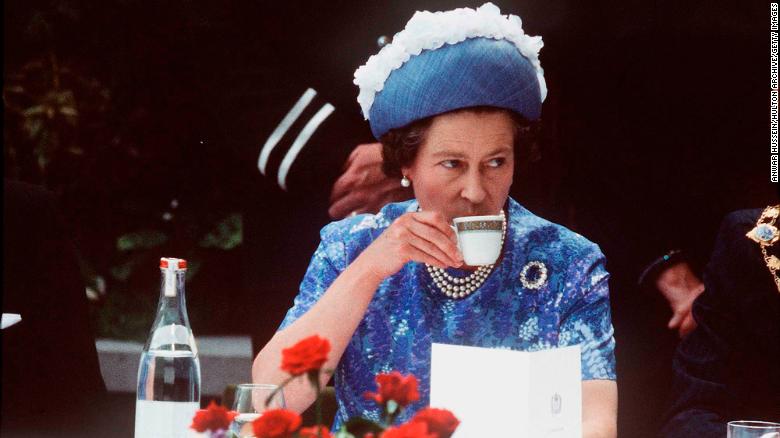 La reina Isabel II toma un té en un encuentro real en 1977. (Crédito: Anwar Hussein/Getty Images)