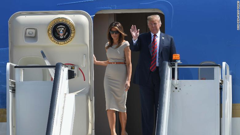 Donald y Melania Trump llegaron este jueves al aeropuerto de Stansted, en Londres.