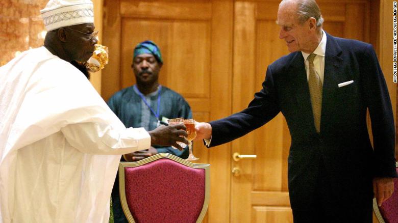 El presidente de Nigeria, Olusegun Obasanjo, saluda al príncipe Felipe de Inglaterra.