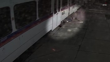 Video muestra cómo un hombre es arrastrado por un tren