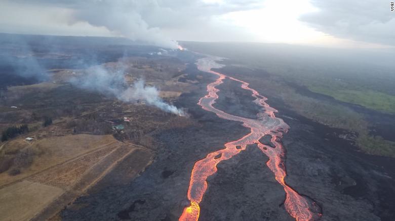 El canal de lava trenzada se extiende desde la abertura de la fisura 8 (cerca de la parte superior, en el centro) y fluye hacia el océano.