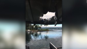 Bomba de lava cae en barco de turistas en Hawai