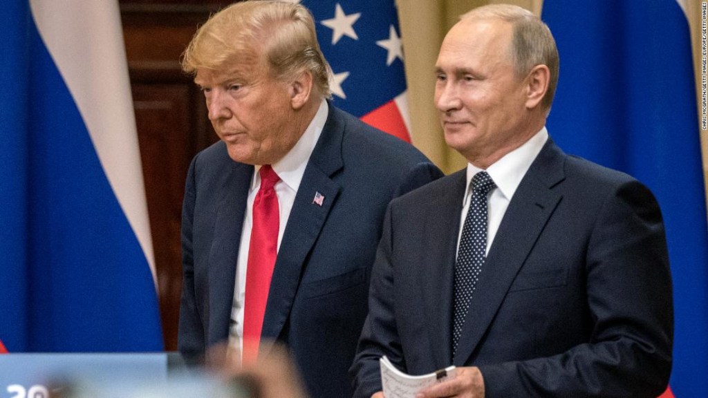 Donald Trump y Vladimir Putin durante la conferencia de prensa en Helsinki, Finlandia, tras la reunión entre ambos líderes el lunes. (Crédito: Chris McGrath/Getty Images)