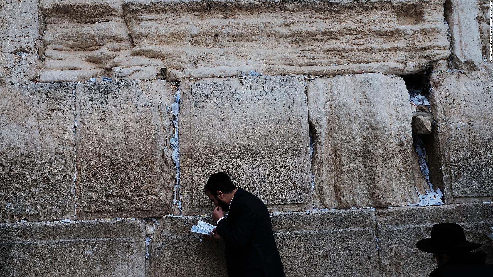 Jerusalén: se desprende un trozo del Muro de los Lamentos | Video | CNN