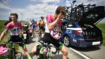 Ciclistas del Tour de Francia rociados con gas pimienta