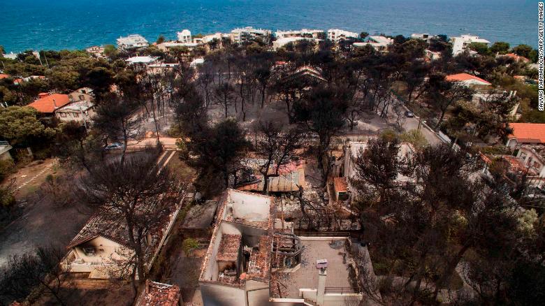 Imagen aérea de las consecuencias del fuego en Mati. (Crédito: SAVVAS KARMANIOLAS/AFP/Getty Images)