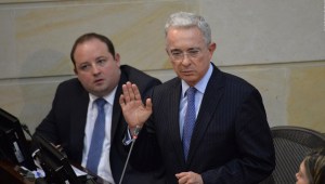 Colombia: Expresidente Álvaro Uribe renuncia al Senado; su partido le pide que desista