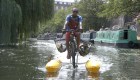 El ciclista flotante que recoge plástico del río