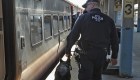 Policía de Nueva Jersey evita atropello de tren