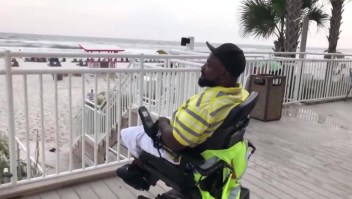 Mira cómo una silla de ruedas especial lleva a este hombre a la playa