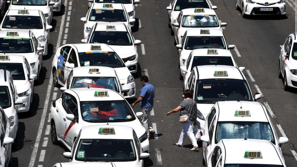 Taxistas españoles, en huelga en contra de Uber y Cabify