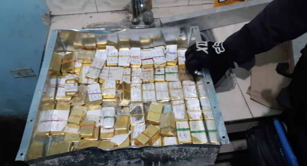 La Armada Nacional de Colombia se incautó de más de 50 kilos de oro en lingotes. Pertenecían al clan del Golfo. (Crédito: Armada Nacional de Colombia).