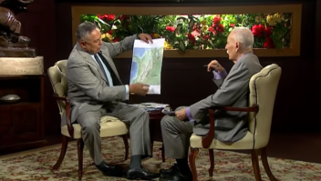 El diputado chavista Pedro Carreño, en un momento de la entrevista en el que enseña el mapa de Colombia.