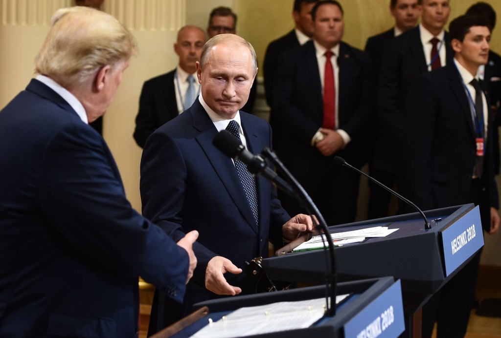 Vladimir Putin y Donald Trump, presidentes de Rusia y Estados Unidos, respectivamente, estrechan sus manos tras reunirse en Helsinki, Finlandia. (Crédito: BRENDAN SMIALOWSKI/AFP/Getty Images)