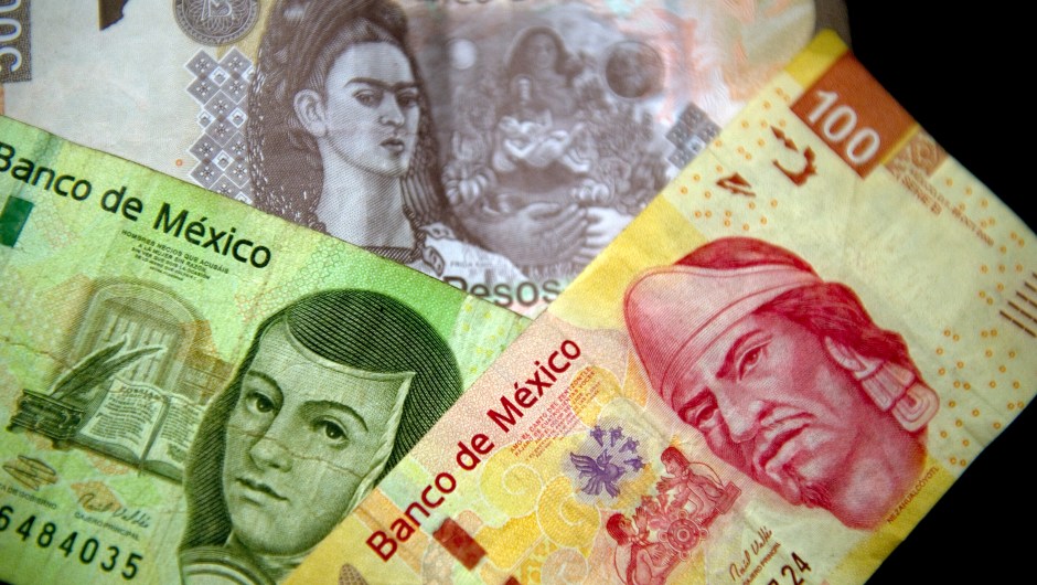 México tomó esta medida en diciembre de 1993 y eliminó tres ceros del peso mexicano. La medida cumplió 25 años este 2018. (Crédito: YURI CORTEZ/AFP/Getty Images)