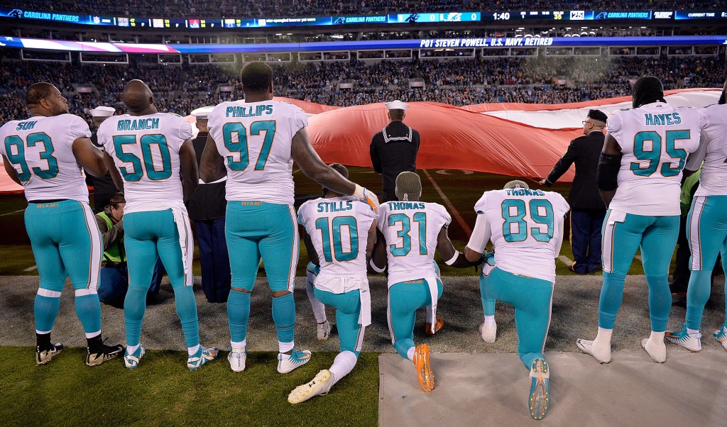 Jugadores de los Miami Dolphins se arrodillan durante el himno nacional en un partido en noviembre de 2017. (Crédito: Grant Halverson/Getty Images)