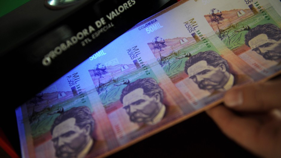 Colombia no ha eliminado ceros de su moneda en toda su historia, pero en la actualidad el Congreso debate implementar esta medida y suprimir tres ceros, a propuesta del propio Gobierno. (Crédito: RAUL ARBOLEDA/AFP/Getty Images)