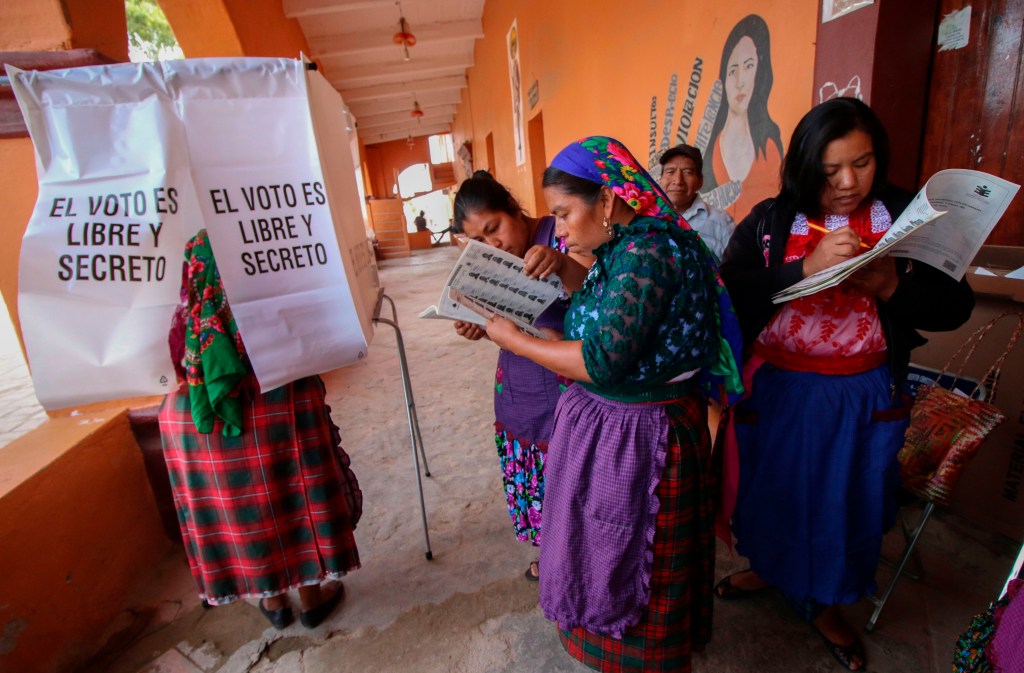 Mujeres votan en las elecciones del domingo en México. (Crédito: PATRICIA CASTELLANOS/AFP/Getty Images)