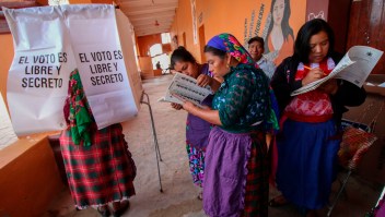 Mujeres votan en las elecciones del domingo en México. (Crédito: PATRICIA CASTELLANOS/AFP/Getty Images)