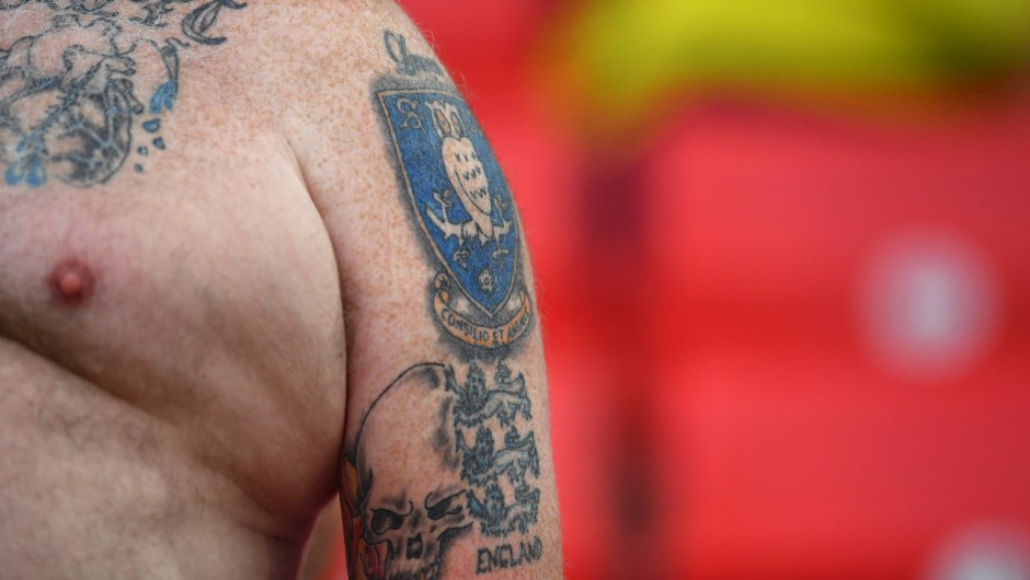 Detalle de los tatuajes de un fanático de Inglaterra antes del partido ante Colombia. (Crédito: Dan Mullan/Getty Images)