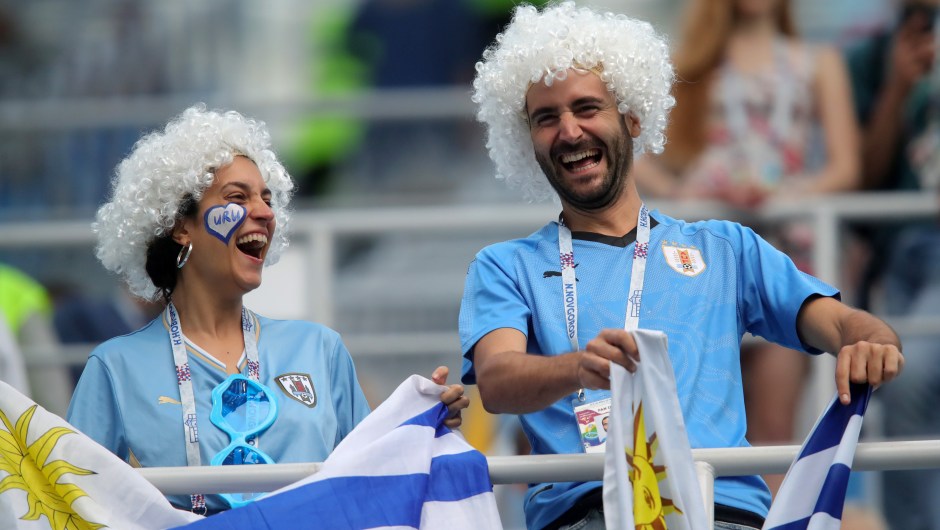 Animadores de Uruguay disfrutan del ambiente previo al encuentro contra Francia. (Crédito: Alexander Hassenstein/Getty Images)