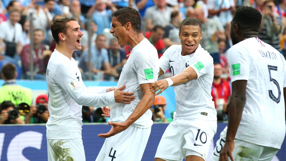 Raphael Varane marcó el primer gol de Francia contra Uruguay. En la imagen, su celebración junto a sus compañeros de selección, Kylian Mbappe y Antoine Griezmann. (Crédito: Alex Livesey/Getty Images)