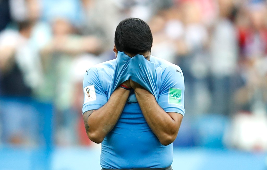 Luis Suárez de Uruguay se tapa la cara tras perder en los cuartos de final contra Francia. Julian Finney/Getty Images)