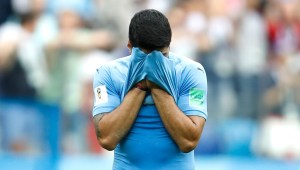 Luis Suárez de Uruguay se tapa la cara tras perder en los cuartos de final contra Francia. Julian Finney/Getty Images)