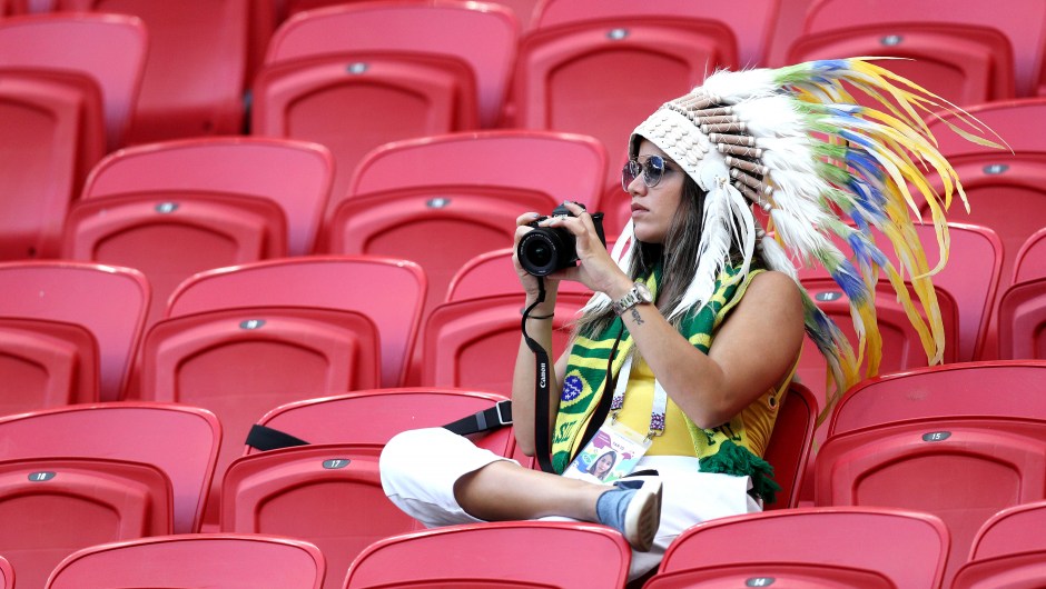 Una fanática de Brasil, preparada con su cámara para el inicio del partido que enfrentará a su selección con la de Bélgica. (Crédito: Buda Mendes/Getty Images)