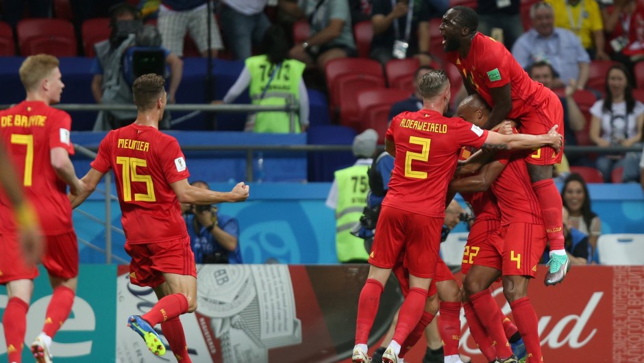 El equipo de Bélgica celebra ponerse por delante en el marcador con un gol en propia puerta de Fernandinho en el partido ante Brasil. (Crédito: ROMAN KRUCHININ/AFP/Getty Images)
