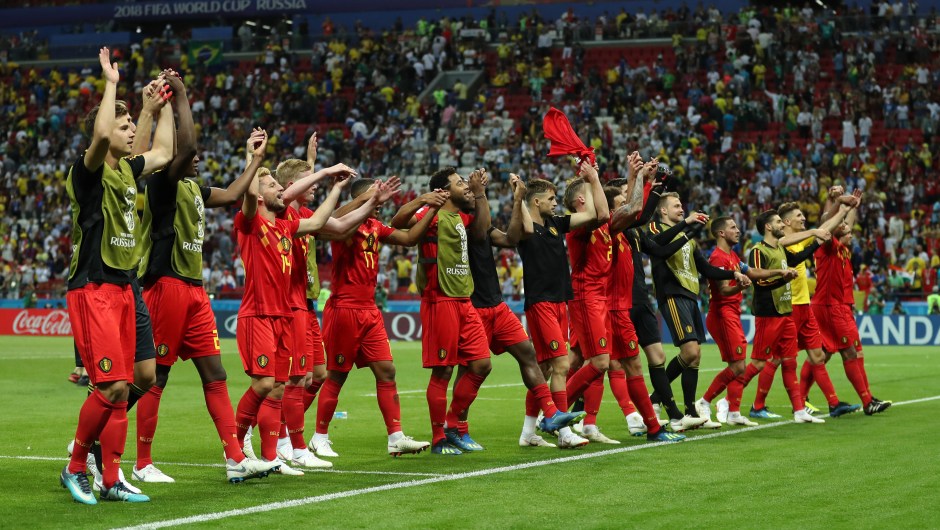 Felicidad en el equipo de Bélgica por haber ganado a uno de los gigantes de los Mundiales, Brasil. Dan las gracias a los aficionados que han ido hasta Rusia para verles. (Crédito: Catherine Ivill/Getty Images)