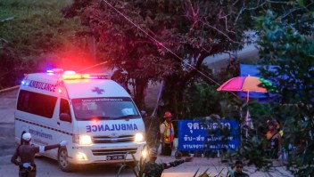 Las ambulancias llevaron a los niños rescatados del sistema de cuevas